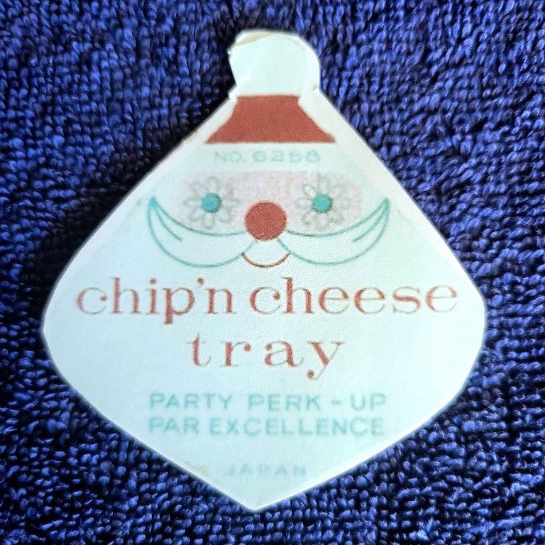 Reproduction Starry-Eyed Santa chip and cheese tray hang tag.