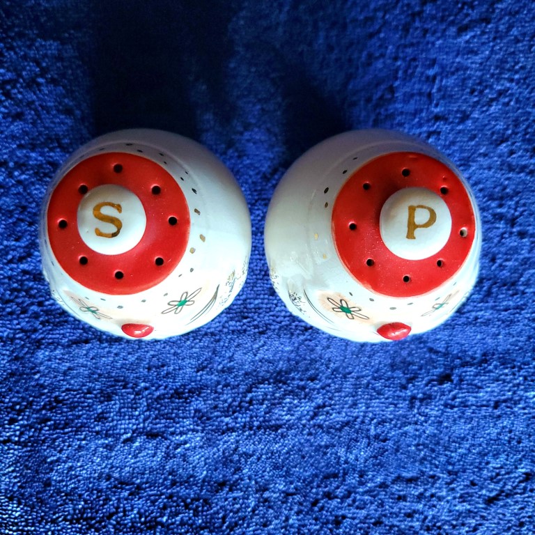 Top view of Holt Howard Starry-Eyed Santa Daisy-eye salt and pepper shakers.