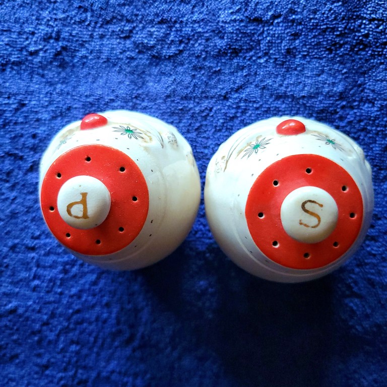 Top view of Holt Howard Starry-Eyed Santa Atomic-eye salt and pepper shakers.