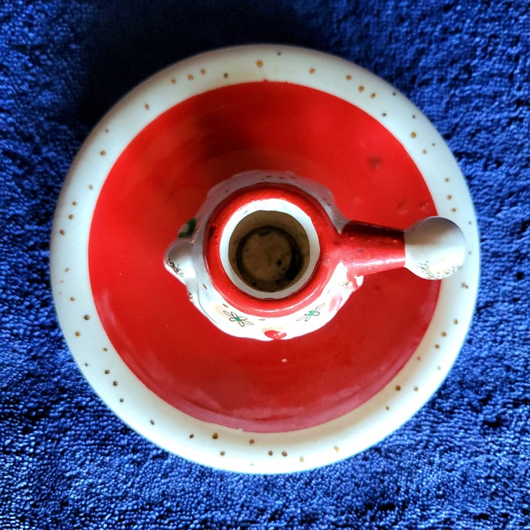 Top view of Holt Howard Starry-Eyed Santa Daisy-eye candle plate.