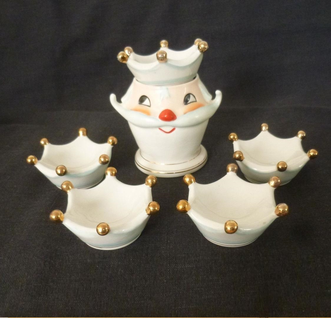 Short-crown King Santa smoking piece with four matching crown ashtrays.